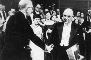 Στοκχόλμη, 10 Δεκεμβρίου 1963. Ο Γιώργος Σεφέρης παραλαμβάνει το βραβείο Νομπέλ Λογοτεχνίας